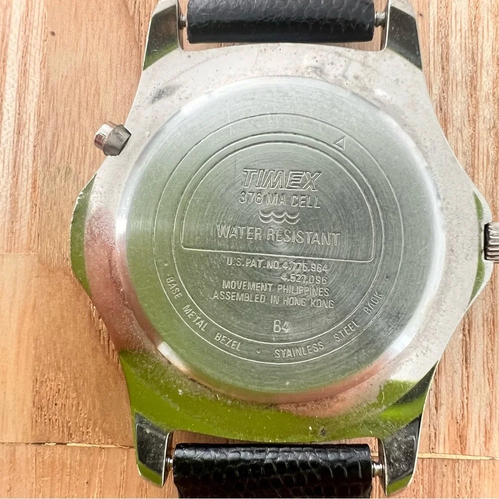 Vintage Timex men’s silver tone black leather watch NEW BATTERY